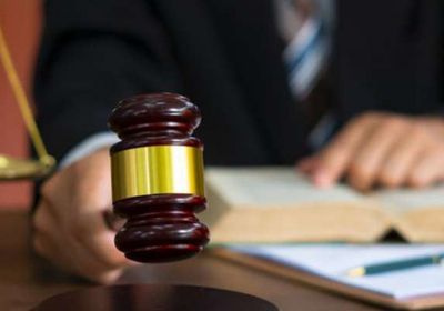 قاض تونسي يمنع الإعلام من تغطية قضيتين للتآمر