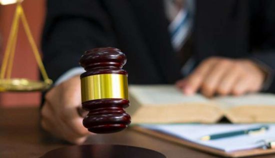 قاض تونسي يمنع الإعلام من تغطية قضيتين للتآمر