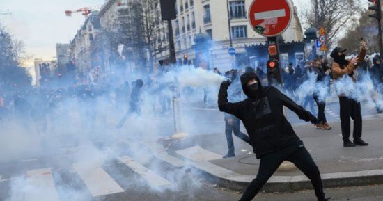إصابة 12 شرطيًا في اشتباكات عنيفة مع متظاهرين بفرنسا