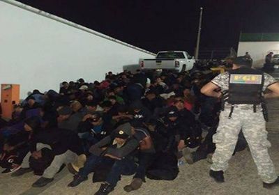 السلطات المكسيكية تعثر على مهاجرين مكدسين بشاحنة