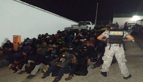 السلطات المكسيكية تعثر على مهاجرين مكدسين بشاحنة