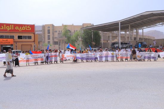 متظاهرو سيئون يطالبون بمنع التلاعب بأسعار الصرف