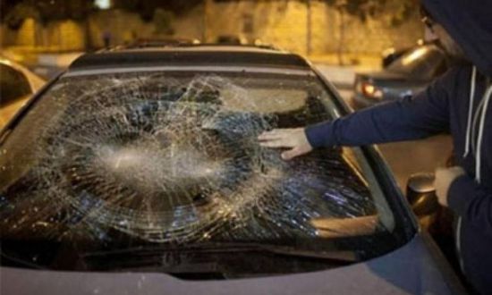 مستوطنون إسرائيليون يعتدون على فلسطينيين بالضفة الغربية