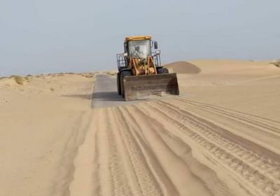 إزالة الرمال المتحركة في طريق النقبة - النشيمة برضوم