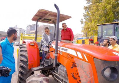 محافظ عدن يعزز إمكانات صندوق النظافة بمعدات جديدة