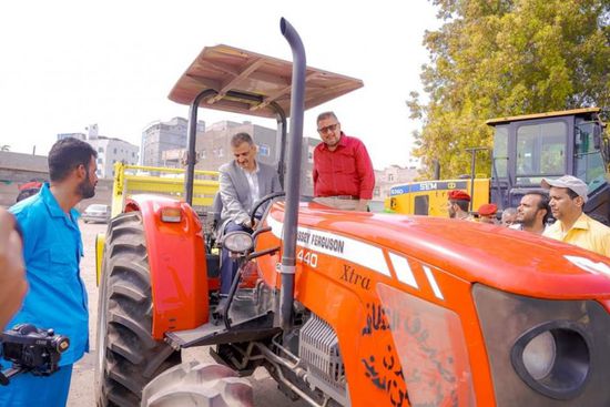 محافظ عدن يعزز إمكانات صندوق النظافة بمعدات جديدة