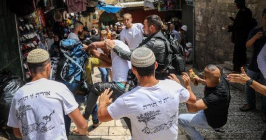 مستوطنون إسرائيليون يعتدون على قرى فلسطينية لليوم الخامس