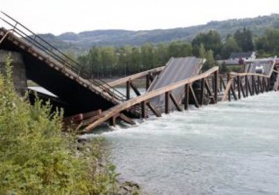 انهيار جسر فوق نهر يلوستون بمونتانا