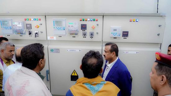 محافظ شبوة يفتتح وحدة التوليد الجديدة في "كهرباء عتق"