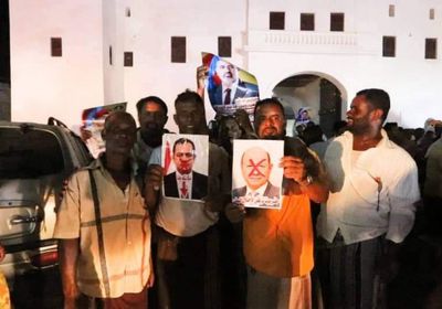 وقفة احتجاجية لأبناء الشحر رفضًا لزيارة العليمي لحضرموت