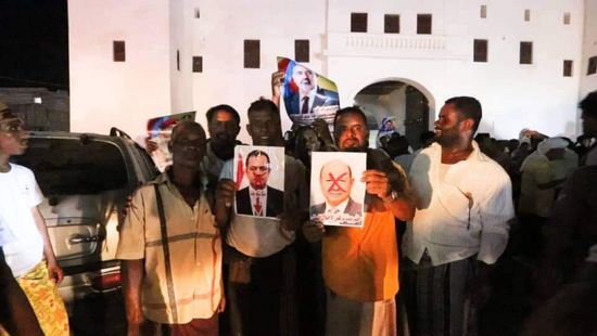 وقفة احتجاجية لأبناء الشحر رفضًا لزيارة العليمي لحضرموت