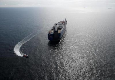 زورقان محملان بالسلاح اقتربا من سفينة قبالة الحديدة