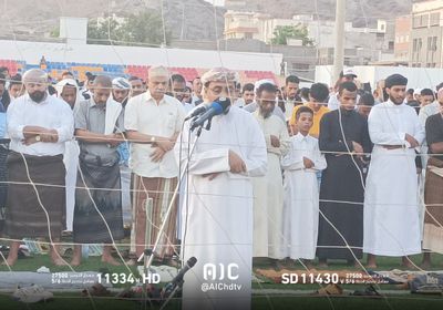 جموع تؤدي صلاة العيد في كريتر