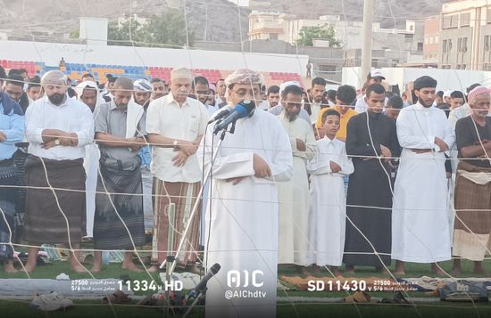 جموع تؤدي صلاة العيد في كريتر