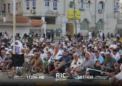 أبناء خورمكسر يؤدون صلاة العيد في ساحة العروض