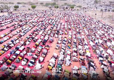 جموع المصلين يؤدون صلاة العيد في الشحر