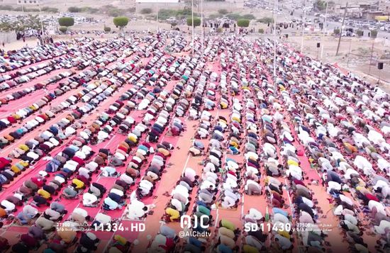 جموع المصلين يؤدون صلاة العيد في الشحر