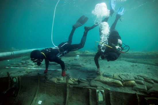 علماء آثار إسبان يسعون لإنقاذ حطام سفينة فينيقية