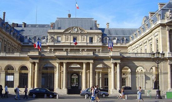 محكمة فرنسية تلغي قرارًا يحظر مسيرة للمعارضة الإيرانية
