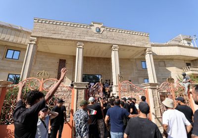 تظاهرة قرب سفارة السويد ببغداد تنديدًا بإحراق المصحف