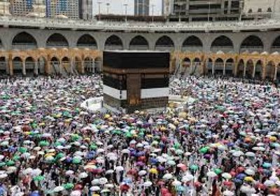 الحجاج يواصلون رمي الجمرات بمشعر منى