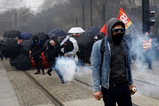 مصرع شاب في فرنسا خلال الاحتجاجات