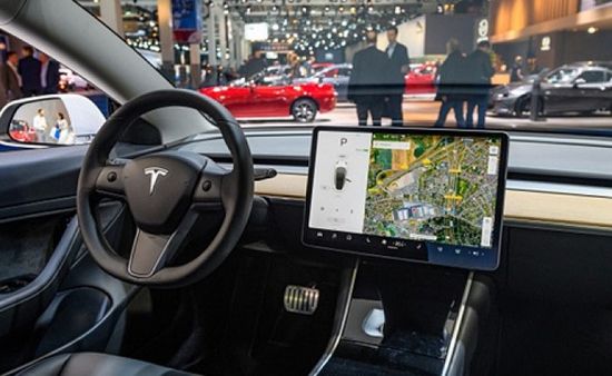 تسلا تسلم سيارات أكثر من المتوقع في الربع الثاني