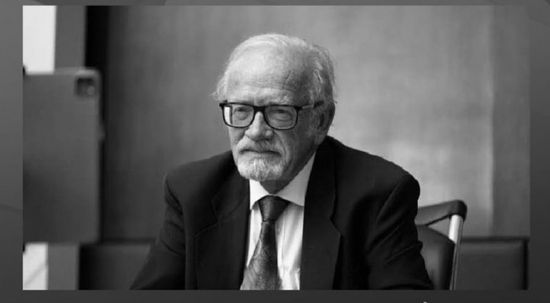 قرقاش يشكر جهود الراحل بيتر هيلير