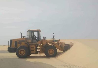 تمهيد طرق عدن بإزالة الكثبان الرملية 