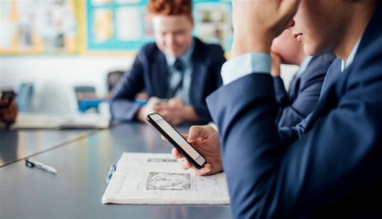 هولندا توصي بحظر الهواتف في الفصول المدرسية