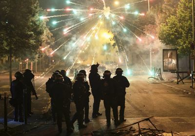 تحقيق بمشاركة مشاة البحرية بقمع مثيري الشغب بفرنسا