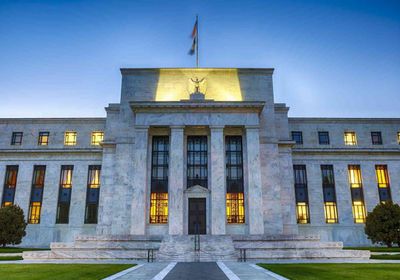 الفيدرالي يحذر من إمكانية بقاء الفائدة فوق 5% حتى 2026