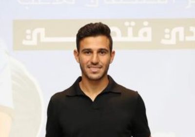 حمدي فتحي يرتدي القميص رقم 8 مع الوكرة