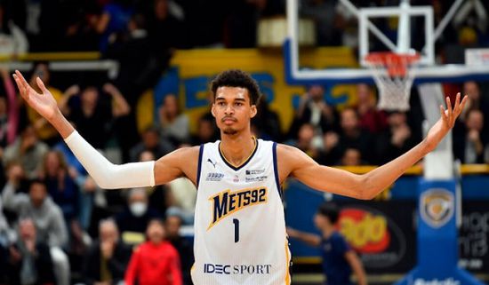 سبيرز تتهم أحد مرافقي السلة فيكتور ويمبانياما بصفعها