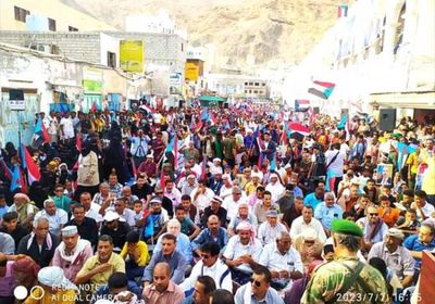 آلاف المتظاهرين في ساحة الحرية بالمكلا يطالبون بدولة الجنوب