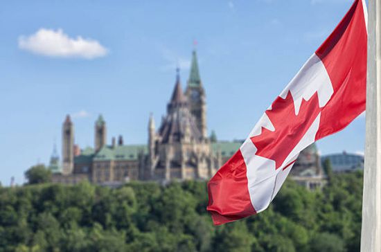 كندا تسجل أكبر عجز تجاري في عامين ونصف