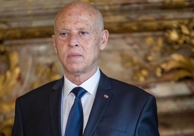 الرئيس التونسي يقيل مسؤولة بارزة في لجنة الصلح الجزائي