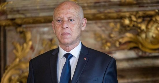 الرئيس التونسي يقيل مسؤولة بارزة في لجنة الصلح الجزائي