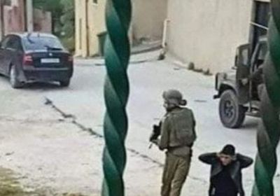 قوات الاحتلال تعتقل طفلين فلسطينيين بالخليل