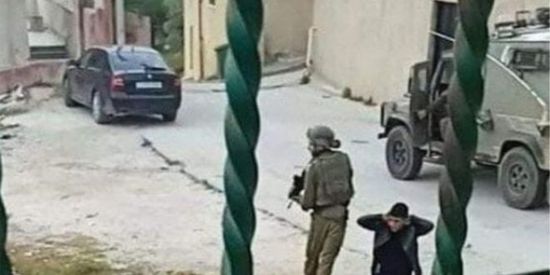 قوات الاحتلال تعتقل طفلين فلسطينيين بالخليل