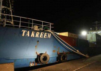 الباخرة تكريم تفرغ مشتقات نفطية ومواد إغاثية بميناء سقطرى