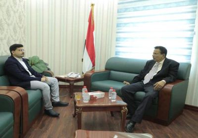 بن عفرار ومحافظ المهرة يبحثان سبل تعزيز الأمن والاستقرار