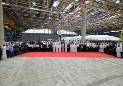 محمد بن راشد يزور مركز طيران الإمارات الهندسي بمطار دبي