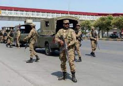 مقتل 12 جنديًا باكستانيًا في هجومين إرهابيين