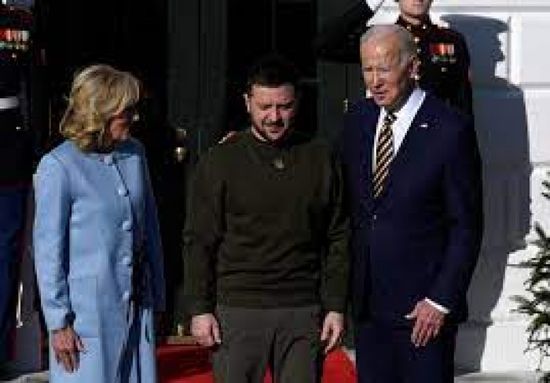 بايدن وزيلينسكي يبحثان استعداد واشنطن لبدء مفاوضات مع كييف