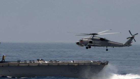 طائرة تابعة للبحرية الأمريكية تعبر مضيق تايوان