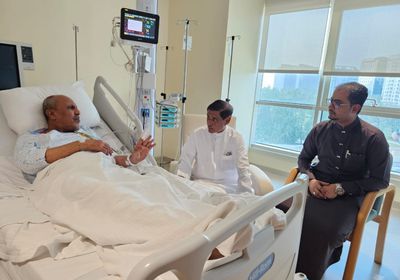 البحسني يطمئن على الكثيري بعد خضوعه لجراحة ناجحة