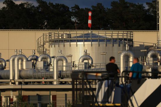 أسعار الغاز الأوروبية تتراجع مع زيادة المخزونات