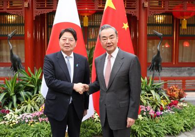وزير الخارجية الياباني يلتقي كبير الدبلوماسيين الصينيين