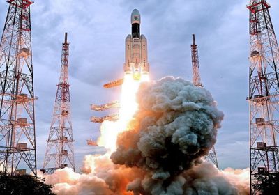 الهند تطلق صاروخًا يحمل مركبة فضاء